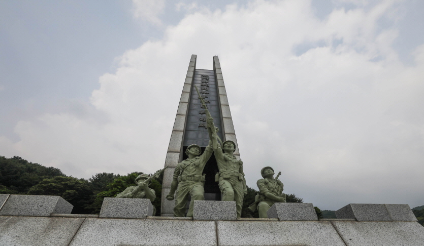 용문산전투전적비