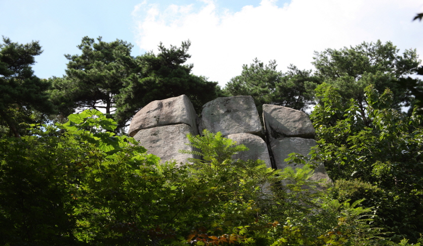 설봉산삼형제바위